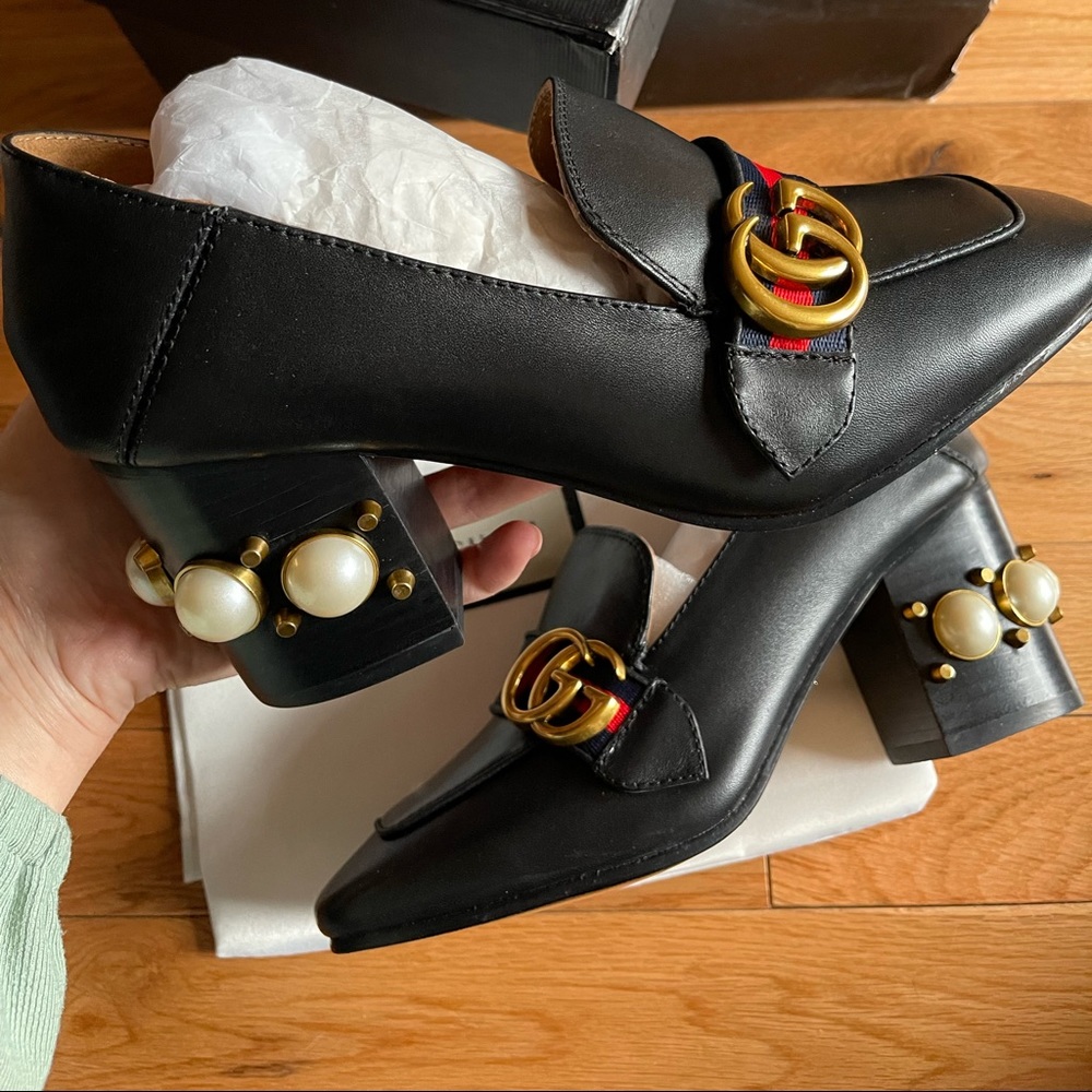 AUTHENTICATED Gucci leather mid-heel loafer.